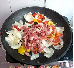 百合彩色培根,加入事先煎好的培根块，快速翻炒均匀即可取出装盘食用。