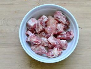 番茄酱焖排骨,排骨放入排骨腌料和姜片,放进大碗里搅拌均匀。