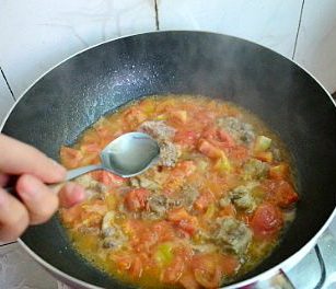 番茄酱焖排骨,炒锅内放入一点油(不用多,本身排骨已经炖出油了),将炖好的排骨块取出,煎至排骨微焦,倒入番茄粒和倒入炖排骨的汤汁,小火焖煮到番茄块软烂,用锅铲将番茄粒压烂,尽量压烂,这样就会成为新鲜的番茄酱了。