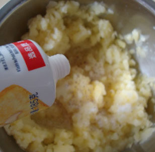 奶香培根焗薯泥,土豆碾成泥，加盐、<a style='color:red;display:inline-block;' href='/shicai/ 720'>胡椒粉</a>、<a style='color:red;display:inline-block;' href='/shicai/ 893'>炼乳</a>和适量煮土豆的原汤搅拌成细腻的泥状