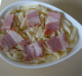 奶香培根焗薯泥,装入碗中，撒上马苏，放上培根，微波炉高火打一分钟即可