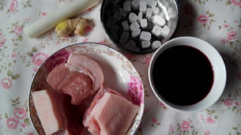 红酒五花肉,准备食材：<a style='color:red;display:inline-block;' href='/shicai/ 428'>五花肉</a>、<a style='color:red;display:inline-block;' href='/shicai/ 866'>冰糖</a>、<a style='color:red;display:inline-block;' href='/shicai/ 13418'>红酒</a>、葱、姜。