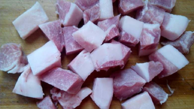 红酒五花肉,五花肉洗净切成小块。