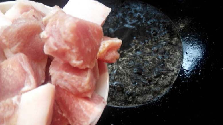 红酒五花肉,然后倒入五花肉翻炒。