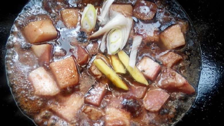 红酒五花肉,加入葱姜继续炒。