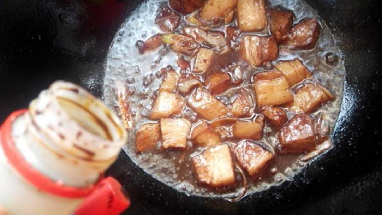 红酒五花肉,加入<a style='color:red;display:inline-block;' href='/shicai/ 762'>老抽</a>炒至五花肉上色。