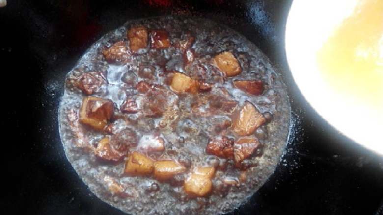 红酒五花肉,加入适量的热水,小火焖烧30分钟。