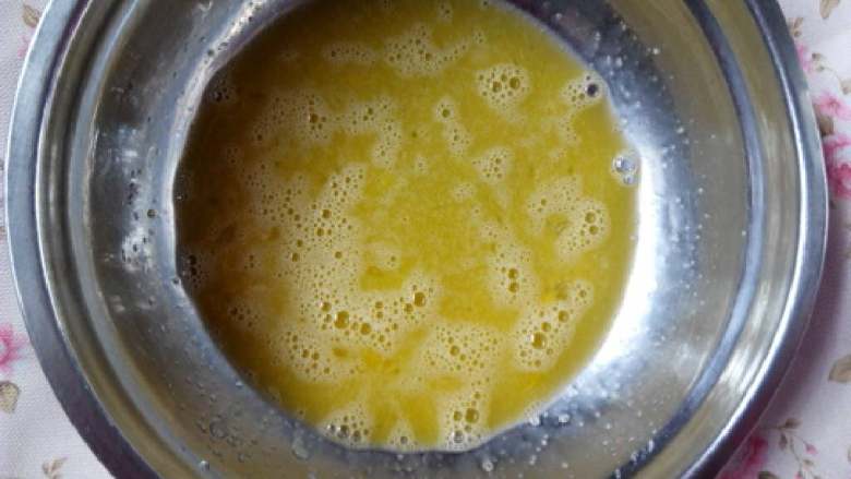 可可粉鲷鱼烧,将鸡蛋打入盆中,加入白糖,用打蛋器搅打均匀至起泡,加入蜂蜜。