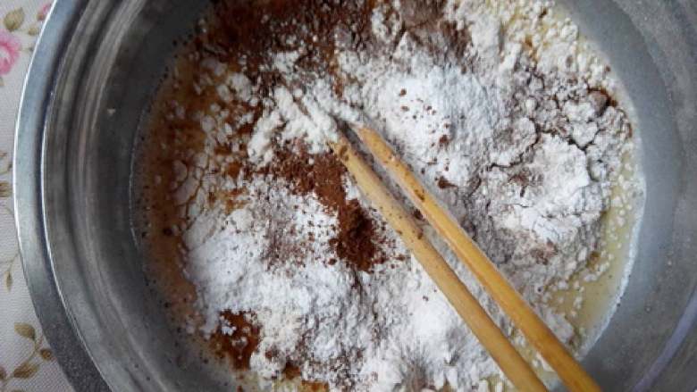 可可粉鲷鱼烧,低筋粉、可可粉、泡打粉,过筛混合均匀倒入。