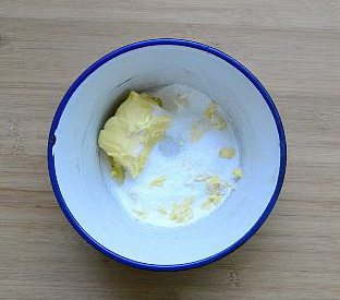 圣诞糖霜饼干,室温软化黄油,加入糖粉混合均匀。