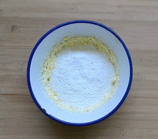 圣诞糖霜饼干,泡打粉加入低粉中,混合均匀。