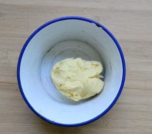 圣诞糖霜饼干,用橡皮刮刀拌匀成团。再放入保鲜袋放一边松驰半小时。(天冷了,不用进冰箱,夏天要做,就要把面团放冰箱哈!)