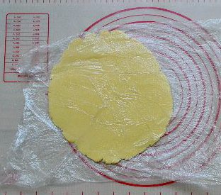 圣诞糖霜饼干,将面团取出,取三分一放进大的保鲜袋里,擀成平整的大片。