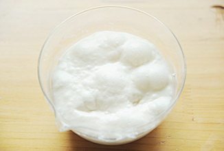 奶酪包,奶酪面包做法:波兰酵头材料混合均匀,裹保鲜膜室温发酵一夜,发酵好的波兰酵头会有酸味,表面会有气泡产生;