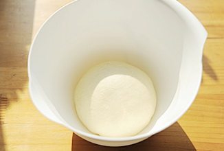 奶酪包,主面团中除黄油以外所有材料揉成能拉出厚膜的面团,加入黄油后继续揉,直至能拉出薄薄的膜且面团表面光滑;