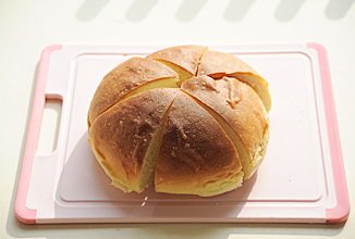 奶酪包,面包晾凉后切成4-6块;