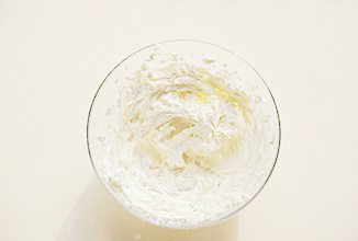 奶酪包,奶酪馅做法:奶油奶酪室温软化后用电动打蛋器顺滑;