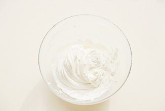 奶酪包,加入糖粉继续打,打至奶酪非常顺滑且呈轻盈的状态;