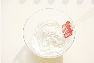 奶酪包,加入淡奶油和香草精,用电动打蛋器充分打匀制成奶酪馅;