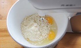 杏仁蛋糕,材料A中全蛋、蛋黄、杏仁粉、细砂糖放入盆中;