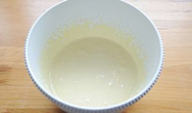 杏仁蛋糕,高速搅打至非常浓稠,转低速搅打调整气泡;