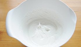 杏仁蛋糕,材料B中蛋白打至粗泡后加入细砂糖,高速搅打至九分法,蛋白霜有光泽非常坚挺,提起打蛋器蛋白霜呈坚挺的三角且有小弯钩;