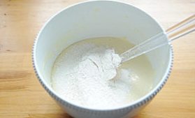 杏仁蛋糕,材料C中的低筋面粉和高筋面粉混合均匀,筛到蛋黄糊中;