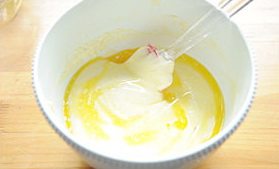 杏仁蛋糕,加入融化的黄油(黄油要提前放凉或是有一点点的温度,切不可过热);