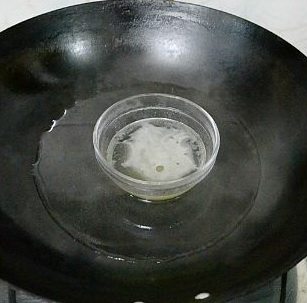 圣诞果冻木糠杯,9克鱼胶粉加入约30克的水后搅拌均匀,再放入锅内小火隔水座溶。