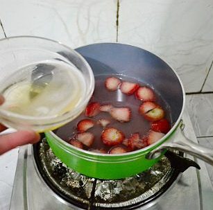 圣诞果冻木糠杯,将溶化好的鱼胶粉加入到草莓糖水中,搅拌均匀就草莓果冻糖水。