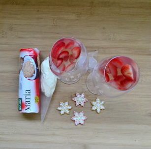 圣诞果冻木糠杯,将淡奶油放进裱花袋里,剪一个口,再将饼干压碎成饼干碎,取出凝固的果冻,一层淡奶油,一层饼干碎的填入到红酒杯里,表面装饰上一块圣诞糖霜饼干就完成了哦。