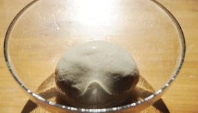 红糖空心烧饼,材料中除色拉油,其它材料混合成光滑的面团,然后分两次加入葡萄籽油,充分揉匀;