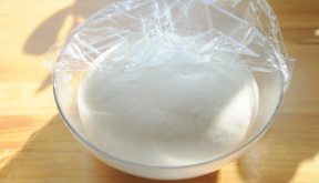 红糖空心烧饼,将面团放入抹了薄油的盆内,面团表面也刷少许薄油,盖上保鲜膜室温发酵至2倍大;
