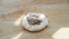 红糖空心烧饼,取一个面团摁扁,中间放入馅料;