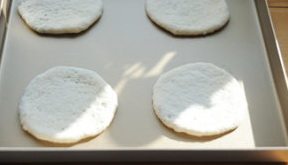 红糖空心烧饼,反面收口处冲下,将面胚擀开,擀成圆饼;