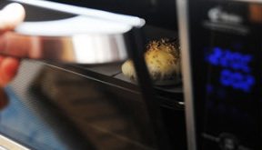 红糖空心烧饼,烤箱预热220℃中层烘烤15分钟,圆饼鼓起即可。