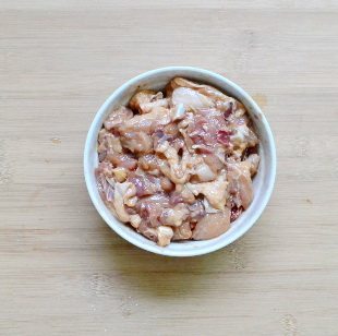 茶树菇香爆鸡块,鸡块放入盐一点点、<a style='color:red;display:inline-block;' href='/shicai/ 788'>生抽</a>1又1/2汤匙,蚝油2汤匙,料酒1汤匙,搅拌均匀,再放入芝麻油1/3汤匙,再搅拌均匀,最后放入玉米淀粉1汤匙匙,搅匀后放一边腌制半小时至入味。