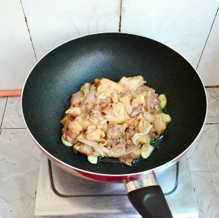 茶树菇香爆鸡块,平底锅内放入一点油(不用多,鸡在煎的过程中会出油的呢),放入姜片和蒜片,爆香,再放入鸡块中火慢煎至鸡块两面金黄,盛出备用(煎出来的油不用盛出来,留锅里哈)。