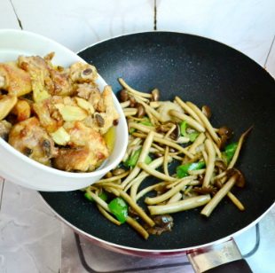 茶树菇香爆鸡块,再将事先煎香的鸡块放入,加入适量的生抽和<a style='color:red;display:inline-block;' href='/shicai/ 10588'>糖</a>调整到适合自家的口味,翻炒均匀即可出锅。