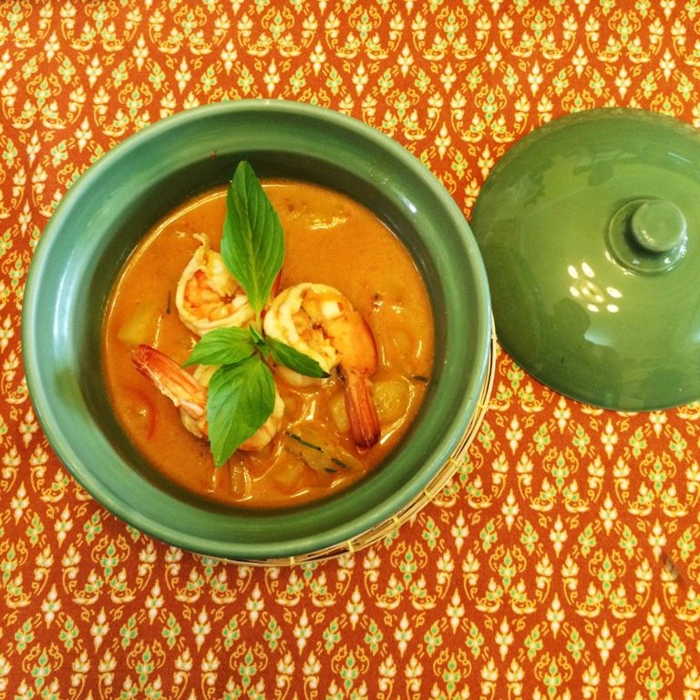 红咖喱菠萝虾汤,大火煮，等到汤汁变浓稠后放入<a style='color:red;display:inline-block;' href='/shicai/ 300'>虾</a>。<a style='color:red;display:inline-block;' href='/shicai/ 300'>虾</a>变色，即可盛出