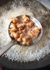 辣子鸡丁,将油烧热到二百度以上,下鸡丁炸至金黄色捞出