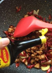 辣子鸡丁,炒到辣椒和花椒的香气已经很浓郁时，依次加入美极鲜味汁（提鲜，没有的话加点生抽也好）、<a style='color:red;display:inline-block;' href='/shicai/ 10588'>糖</a>、<a style='color:red;display:inline-block;' href='/shicai/ 666'>芝麻</a>和切成小段的葱翻炒入味即可出锅