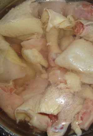 排骨炖鸡,鸡块白醋水泡30分钟,焯水