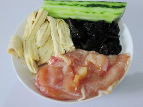 黑木耳炒腐竹,准备好所用食材。【<a style='color:red;display:inline-block;' href='/shicai/ 468'>腐竹</a>和<a style='color:red;display:inline-block;' href='/shicai/ 233'>木耳</a>都是泡发过的】