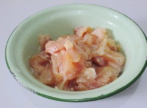 黑木耳炒腐竹,<a style='color:red;display:inline-block;' href='/shicai/ 94'>鸡肉</a>切片，加入水淀粉上浆。