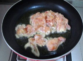 黑木耳炒腐竹,锅中注入油，烧热下入鸡肉片翻炒至变色。