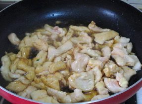 黑木耳炒腐竹,烹入<a style='color:red;display:inline-block;' href='/shicai/ 718'>料酒</a>加入<a style='color:red;display:inline-block;' href='/shicai/ 788'>生抽</a> <a style='color:red;display:inline-block;' href='/shicai/ 10588'>糖</a>翻炒均匀。