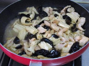 黑木耳炒腐竹,加入盐，和一点水，中火烧至汤汁收干。