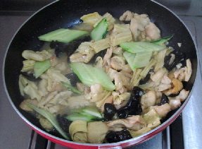 黑木耳炒腐竹,下入黄瓜片翻炒均匀后加入<a style='color:red;display:inline-block;' href='/shicai/ 756'>鸡精</a>炒均即可。
