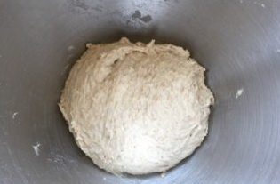 老式全麦面包,将中种面团的所有材料揉均匀,盖保鲜膜发酵